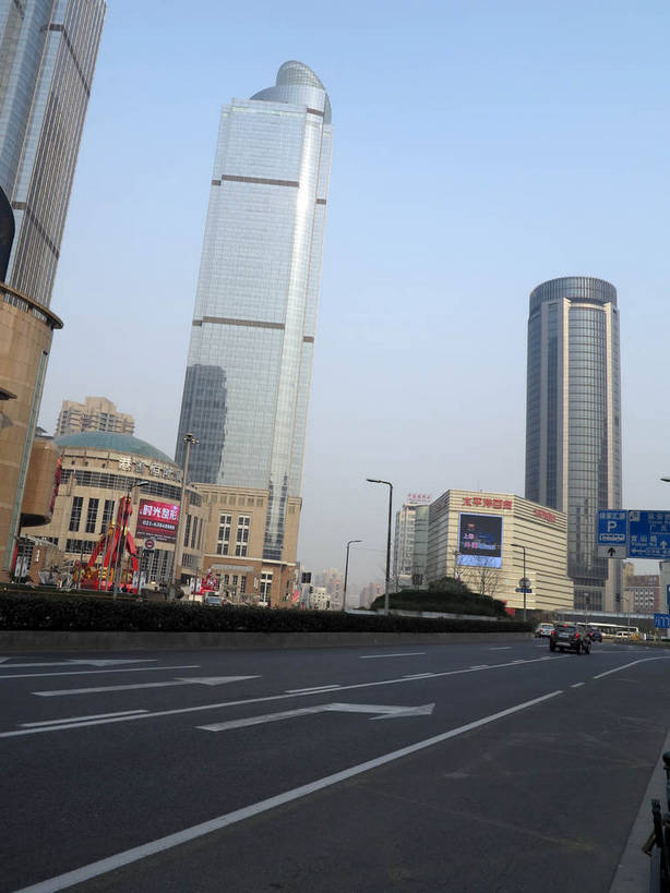 无人,高楼大厦,商店,竖图,室外,白天,仰视,购物,度假,消费,美景,植物,城市风光,标志建筑,超市,城市,大厦,道路,地标,建筑,路,摩天大楼,商场,公路,汽车,上海,中国,亚洲,阴影,光线,影子,景观,建筑群,分界线,停车线,交通,娱乐,建设,车,树,树木,蓝色,绿色,蓝天,天空,阳光,自然,交通工具,轿车,天,驾驶,行驶,享受,休闲,景色,放松,金融,百货,港汇广场,徐家汇,生长,晴朗,成长,车行道,车行道分界线,操纵,申,控制,载具,标线,驾车,选购,贸易,百货公司,东亚,操控,车行线,徐汇区,上海市,衡山路,万里无云,中华人民共和国,沪,华东地区,虹桥路,血拼,把持,晴空,晴空万里,马路,彩图,低角度拍摄,大楼,高层建筑,高楼,购物商场,购物中心,摩天楼,商业中心,港汇恒隆广场,建汇大厦,太平洋百货,shslj1