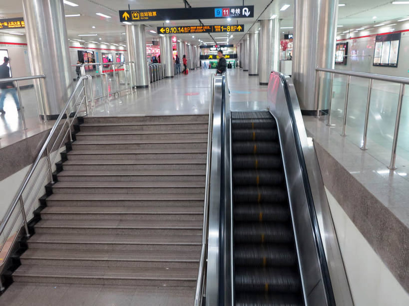 东方人,栏杆,走,横图,室内,白天,正面,楼梯,电梯,车站,照明,亚洲,阴影,服装,光线,信息,英文,标志,瓷砖,地砖,扶手,数字,文字,影子,字符,字母,电动扶梯,阶梯,墙,地铁站,通道,灯光,地面,自动扶梯,站台,运输工具,许多人,休闲装,黄种人,方向,标识,护栏,顶灯,月台,广告,箭头,墙壁,墙面,台阶,灯,衣服,灯具,一群人,休闲,休闲服,汉字,阿拉伯数字,服饰,灯箱,英文字母,照亮,指向,传播,照明设备,中文,消息,簇,国文,华文,男人,男性,年轻男性,年轻女性,女人,女性,中年男性,中年女性,亚洲人,步行,散步,走路,彩图,全身,灯箱广告,灯箱海报,夜明宣传画,扶手电梯,升降设备,运输带,自动行人电梯,电扶梯,shslj1