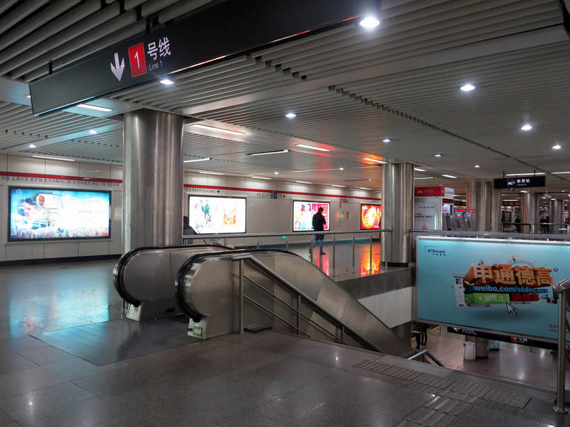 东方人,栏杆,走,横图,室内,白天,正面,楼梯,电梯,车站,照明,亚洲,阴影,服装,光线,信息,英文,标志,瓷砖,地砖,扶手,数字,文字,影子,字符,字母,电动扶梯,阶梯,墙,地铁站,通道,灯光,地面,自动扶梯,站台,运输工具,许多人,休闲装,黄种人,方向,标识,护栏,顶灯,月台,广告,箭头,墙壁,墙面,台阶,灯,衣服,灯具,一群人,休闲,休闲服,汉字,阿拉伯数字,服饰,灯箱,英文字母,照亮,指向,传播,照明设备,中文,消息,簇,国文,华文,男人,男性,年轻男性,年轻女性,女人,女性,中年男性,中年女性,亚洲人,步行,散步,走路,彩图,全身,灯箱广告,灯箱海报,夜明宣传画,扶手电梯,升降设备,运输带,自动行人电梯,电扶梯,shslj1