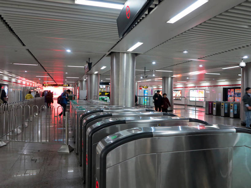 东方人,走,横图,室内,白天,正面,车站,照明,亚洲,一排,阴影,服装,整齐,光线,信息,英文,标志,瓷砖,地砖,数字,文字,影子,字符,字母,墙,地铁站,通道,灯光,地面,闸机,站台,交通,许多人,休闲装,黄种人,方向,标识,自动检票机,顶灯,月台,广告,箭头,墙壁,墙面,灯,排列,衣服,灯具,一群人,休闲,休闲服,汉字,阿拉伯数字,服饰,灯箱,英文字母,照亮,指向,传播,照明设备,队列,中文,消息,簇,国文,华文,检票,检票机,检票设备,男人,男性,年轻男性,年轻女性,女人,女性,中年男性,中年女性,亚洲人,步行,散步,走路,彩图,全身,灯箱广告,灯箱海报,夜明宣传画,shslj1