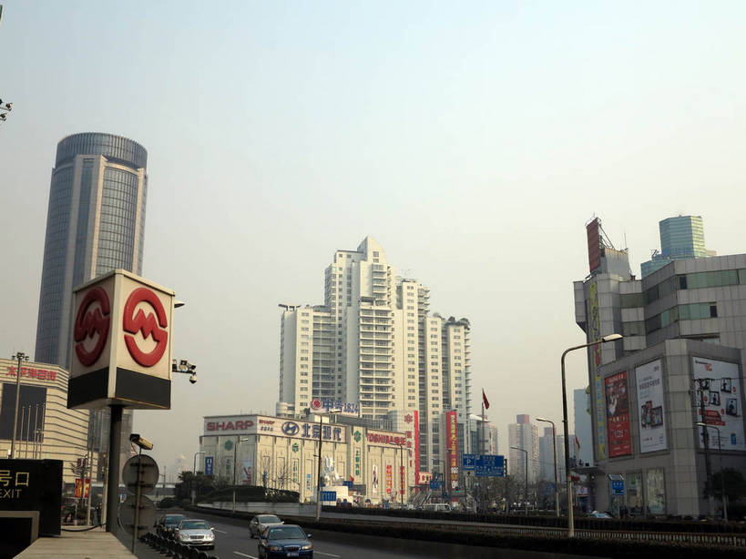 无人,高楼大厦,商店,横图,室外,白天,正面,购物,度假,消费,美景,城市风光,标志建筑,超市,城市,大厦,道路,地标,建筑,路,路灯,摩天大楼,商场,公路,出租车,车站,汽车,照明,上海,中国,亚洲,阴影,光线,影子,景观,地铁站,建筑群,灯光,站台,交通,娱乐,建设,月台,车,灯,蓝色,蓝天,天空,阳光,交通工具,轿车,天,驾驶,行驶,享受,休闲,景色,放松,金融,百货,徐家汇,晴朗,操纵,照亮,申,控制,照明设备,载具,的士,计程车,驾车,选购,贸易,百货公司,东亚,操控,徐汇区,上海市,衡山路,万里无云,中华人民共和国,沪,华东地区,血拼,把持,晴空,晴空万里,马路,彩图,大楼,高层建筑,高楼,购物商场,购物中心,摩天楼,商业中心,建汇大厦,太平洋百货,shslj1,上海第六百货,上海六百