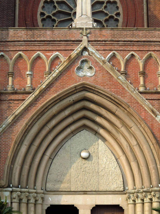 无人,教堂,竖图,室外,白天,正面,旅游,度假,名胜古迹,标志建筑,地标,建筑,雕塑,上海,中国,亚洲,节日,遗迹,艺术,装饰,雕刻,雕像,古迹,文化,文物,娱乐,建设,古建筑,工艺品,祈祷,享受,休闲,健康,旅游胜地,放松,许愿,宗教,信仰,纪念,祈求,美术,申,基督教,天主教,主题,陈列,信念,古文明,东亚,徐家汇天主堂,徐汇区,上海市,中华人民共和国,沪,华东地区,功能,美学,平安,彩图,大教堂,礼拜堂,圣依纳爵堂,圣依纳爵主教座堂,徐家汇大教堂,shslj1