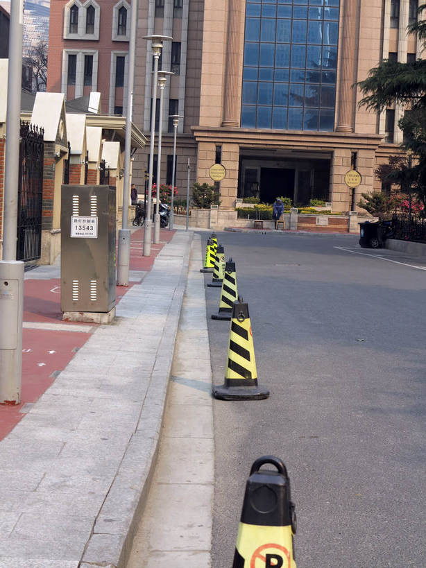 无人,高楼大厦,竖图,室外,白天,正面,度假,美景,植物,城市风光,标志建筑,城市,大厦,道路,地标,建筑,路,摩天大楼,公路,上海,中国,亚洲,一排,阴影,整齐,分离,光线,影子,景观,交通,警告,娱乐,建设,树,树木,排列,绿色,阳光,自然,享受,休闲,景色,放松,警示,徐家汇,生长,成长,隔离,禁止,申,提醒,队列,提示,限制,交通标志,东亚,路锥,徐汇区,上海市,中华人民共和国,沪,华东地区,交通锥,危险,马路,彩图,大楼,高层建筑,高楼,摩天楼,漕溪北路,shslj1,圣爱大厦