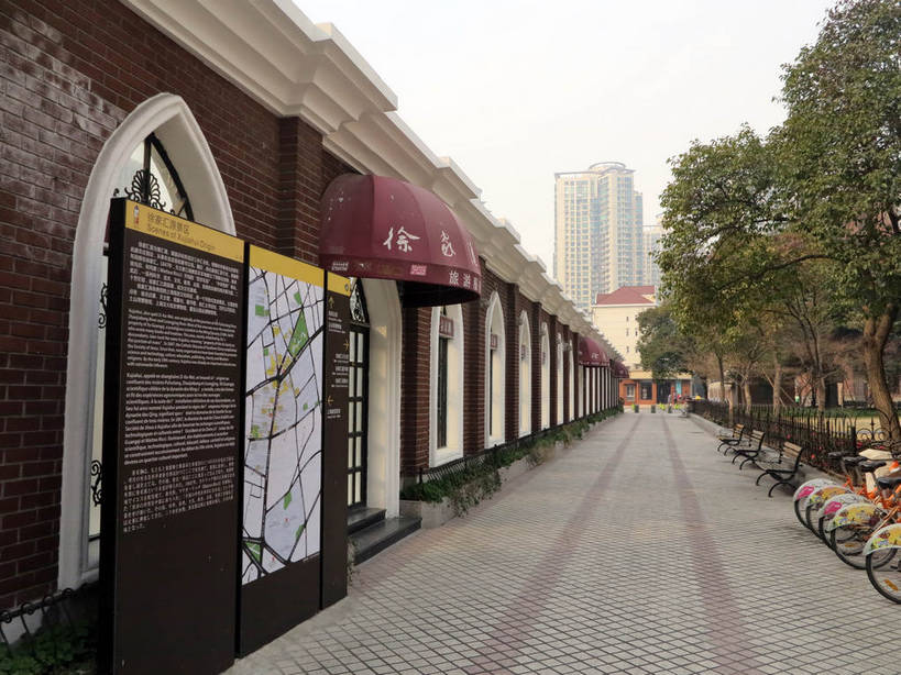 无人,家,高楼大厦,横图,室外,白天,正面,度假,美景,植物,城市风光,标志建筑,城市,大厦,道路,地标,建筑,路,摩天大楼,自行车,上海,中国,亚洲,一排,许多,停靠,阴影,整齐,光线,影子,房屋,屋子,景观,公寓,小路,交通,很多,娱乐,建设,洋房,楼房,住宅,车,脚踏车,树,树木,排列,蓝色,绿色,蓝天,天空,阳光,自然,交通工具,天,享受,休闲,景色,放松,徐家汇,生长,晴朗,成长,申,队列,停泊,载具,东亚,徐汇区,上海市,万里无云,中华人民共和国,沪,华东地区,晴空,晴空万里,彩图,房子,大楼,高层建筑,高楼,摩天楼,公共自行车,自助自行车,shslj1,徐家汇源