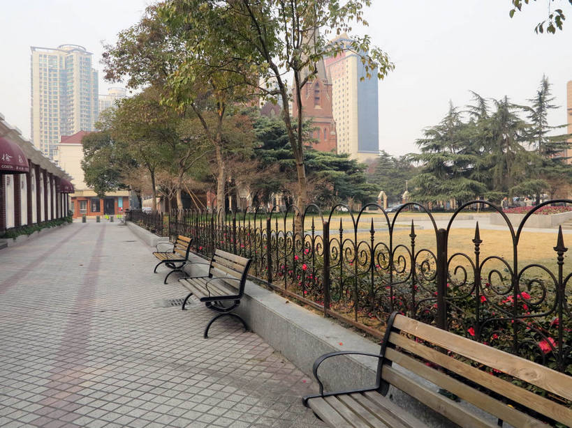 无人,家,高楼大厦,教堂,栏杆,横图,室外,白天,正面,旅游,度假,草地,草坪,美景,名胜古迹,植物,城市风光,标志建筑,城市,大厦,道路,地标,建筑,路,摩天大楼,椅子,上海,中国,亚洲,一排,阴影,节日,遗迹,整齐,盛开,光线,影子,长椅,房屋,屋子,景观,公寓,围栏,小路,交通,花蕾,古迹,文化,文物,娱乐,建设,古建筑,洋房,护栏,楼房,住宅,草,花,花瓣,花朵,鲜花,树,树木,排列,绿色,天空,阳光,自然,天,花苞,花蕊,祈祷,享受,休闲,健康,旅游胜地,景色,放松,许愿,宗教,信仰,生长,成长,纪念,祈求,申,基督教,队列,天主教,信念,古文明,东亚,徐家汇天主堂,徐汇区,上海市,中华人民共和国,沪,华东地区,平安,彩图,房子,大教堂,大楼,高层建筑,高楼,礼拜堂,摩天楼,圣依纳爵堂,圣依纳爵主教座堂,徐家汇大教堂,shslj1,徐家汇源