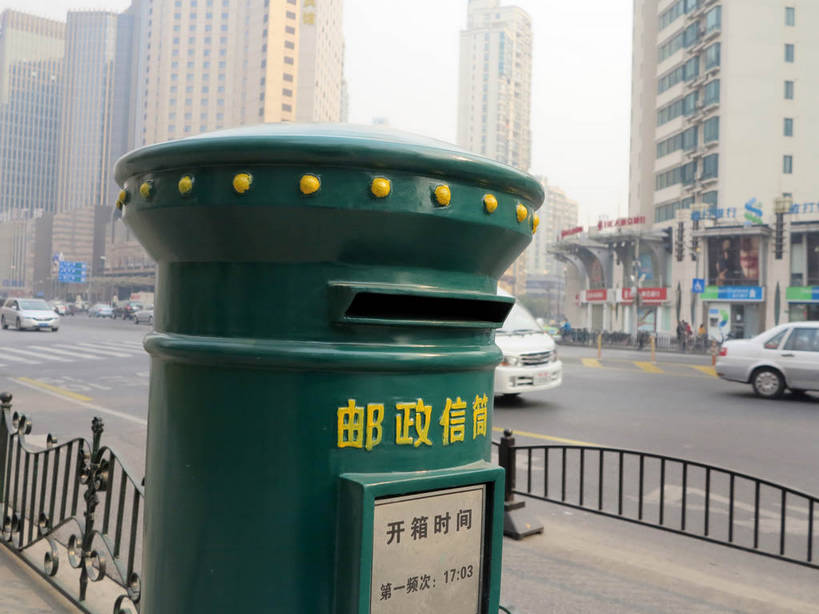 无人,高楼大厦,栏杆,横图,室外,白天,正面,度假,美景,城市风光,城市,大厦,道路,建筑,路,摩天大楼,公路,汽车,传递,信息,标志,文字,字符,景观,围栏,交通,联系,娱乐,标识,建设,护栏,邮筒,邮箱,车,绿色,交通工具,轿车,驾驶,行驶,享受,休闲,汉字,景色,放松,联络,邮递,通信,操纵,控制,中文,载具,驾车,邮政,操控,把持,国文,华文,马路,彩图,大楼,高层建筑,高楼,摩天楼,shslj1