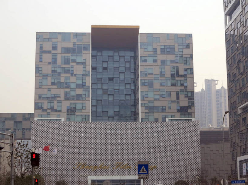 无人,博物馆,高楼大厦,横图,室外,白天,正面,度假,安全,美景,城市风光,标志建筑,城市,大厦,地标,建筑,路灯,摩天大楼,旗帜,国旗,照明,上海,中国,亚洲,研究,英文,标志,文字,字符,字母,景观,红绿灯,灯光,信号灯,交通,教育,娱乐,标识,建设,五星红旗,灯,天空,天,享受,休闲,景色,放松,警示,徐家汇,展览,英文字母,照亮,申,照明设备,提示,欣赏,流通,陈列,中国国旗,东亚,徐汇区,上海市,交通信号灯,行人信号灯,中华人民共和国,沪,华东地区,典藏,旗,彩图,大楼,高层建筑,高楼,摩天楼,红地五星旗,中华人民共和国国旗,shslj1,上海电影博物馆