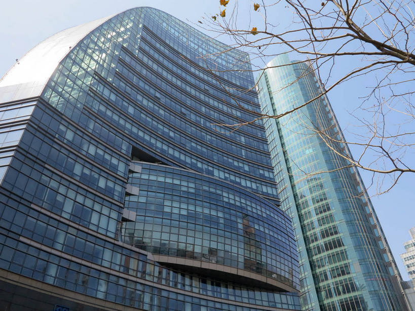 无人,高楼大厦,横图,室外,白天,仰视,度假,美景,植物,窗户,落地窗,城市风光,标志建筑,城市,大厦,地标,建筑,摩天大楼,上海,中国,亚洲,一排,许多,阴影,整齐,并列,并排,光线,影子,景观,很多,娱乐,建设,玻璃窗,树,树木,排列,蓝色,绿色,蓝天,天空,阳光,自然,天,享受,休闲,景色,放松,生长,晴朗,成长,申,队列,平行,玻璃幕墙,黄浦区,东亚,上海市,万里无云,中华人民共和国,沪,华东地区,晴空,晴空万里,彩图,低角度拍摄,大楼,高层建筑,高楼,摩天楼,河南中路,shslj1,厦门国际银行