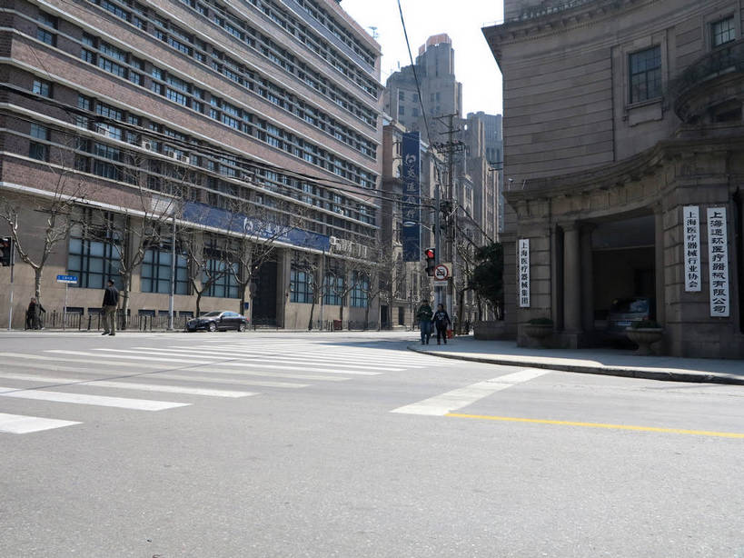 无人,银行,高楼大厦,横图,室外,白天,仰视,度假,安全,美景,城市风光,标志建筑,城市,大厦,道路,地标,建筑,路,摩天大楼,人行横道,公路,上海,中国,亚洲,阴影,电力,光线,标志,电线,文字,线,影子,字符,景观,红绿灯,人行道,电能,信号灯,交通,线路,娱乐,标识,建设,天空,阳光,天,享受,休闲,汉字,景色,放松,警示,金融,理财,经济,电,电源,电源线,申,资金,提示,中文,人行横道线,能量,流通,贸易,黄浦区,东亚,上海市,交通信号灯,行人信号灯,中华人民共和国,沪,华东地区,国文,华文,斑马线,马路,彩图,低角度拍摄,大楼,高层建筑,高楼,摩天楼,机构,金融机构,二马路,九江路,shslj1,礼和洋行