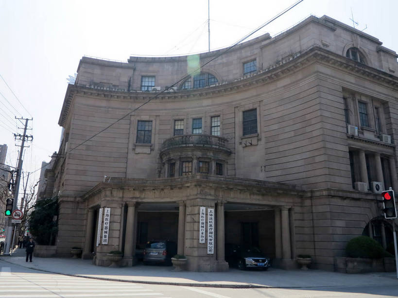 无人,横图,室外,白天,仰视,旅游,度假,安全,美景,窗户,城市风光,标志建筑,城市,道路,地标,建筑,路,公路,汽车,上海,中国,亚洲,停靠,阴影,电力,光线,标志,电线,电线杆,文字,线,影子,字符,墙,景观,红绿灯,电能,信号灯,交通,线路,娱乐,标识,建设,玻璃窗,墙壁,墙面,车,蓝色,蓝天,天空,阳光,交通工具,轿车,天,享受,休闲,汉字,景色,放松,警示,晴朗,电,电源,申,提示,停泊,中文,载具,能量,流通,黄浦区,东亚,上海市,交通信号灯,万里无云,行人信号灯,中华人民共和国,沪,华东地区,国文,华文,晴空,晴空万里,马路,彩图,低角度拍摄,二马路,九江路,shslj1,上海医疗器械集团