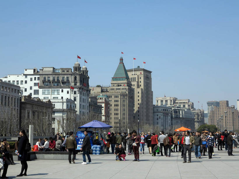 东方人,餐厅,家,高楼大厦,走,横图,全景,室外,白天,正面,度假,美景,天际线,植物,城市风光,标志建筑,城市,大厦,地标,建筑,摩天大楼,旗帜,上海,中国,亚洲,行人,游客,游人,阴影,服装,飘扬,光线,伞,影子,雨伞,遮阳伞,房屋,屋子,景观,公寓,建筑群,许多人,休闲装,黄种人,娱乐,旗子,阳伞,建设,黄浦江,洋房,楼房,路人,旅客,住宅,树,树木,衣服,蓝色,绿色,蓝天,天空,阳光,自然,外滩,天,一群人,享受,休闲,休闲服,景色,放松,服饰,南京东路,生长,晴朗,成长,飘逸,申,太阳伞,飞扬,和平饭店,黄浦区,东亚,中国银行大楼,中山东一路,上海市,万里无云,中华人民共和国,沪,华东地区,旌旗,旗号,过客,男人,男性,年轻男性,年轻女性,女人,女性,中年男性,中年女性,亚洲人,晴空,晴空万里,步行,散步,走路,半身,彩图,房子,餐馆,大楼,饭店,饭馆,高层建筑,高楼,摩天楼,黄埔滩,上海外滩,外黄埔滩,上海中国银行大楼,shslj1