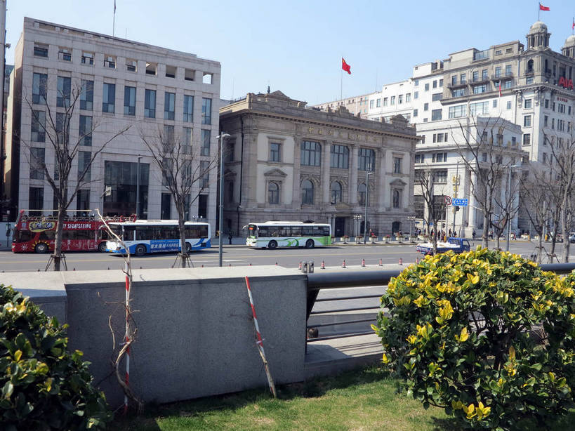 无人,高楼大厦,横图,室外,白天,正面,度假,草地,草坪,美景,植物,城市风光,标志建筑,城市,大厦,道路,地标,建筑,路,摩天大楼,公路,公共汽车,旗帜,国旗,上海,中国,亚洲,阴影,飘扬,光线,影子,景观,巴士,公交车,交通,娱乐,建设,黄浦江,五星红旗,车,草,树,树木,蓝色,绿色,蓝天,天空,阳光,自然,交通工具,外滩,天,驾驶,行驶,享受,休闲,景色,放松,生长,晴朗,成长,飘逸,操纵,申,控制,载具,飞扬,驾车,黄浦区,中国国旗,东亚,操控,中国银行大楼,中山东一路,上海市,万里无云,中华人民共和国,沪,华东地区,把持,旗,晴空,晴空万里,马路,彩图,大楼,高层建筑,高楼,摩天楼,红地五星旗,中华人民共和国国旗,黄埔滩,上海外滩,外黄埔滩,上海中国银行大楼,shslj1,上海市总工会,上海总工会,中国外汇交易中心