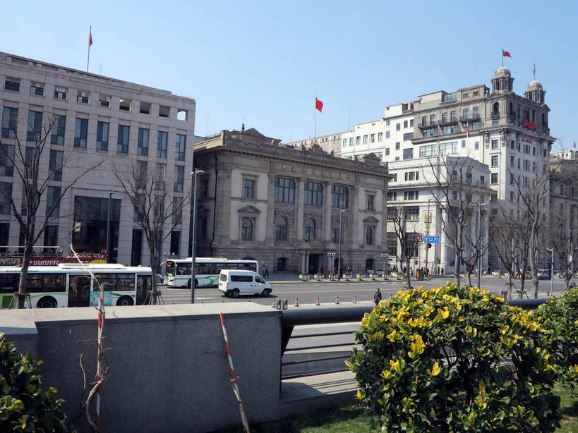 无人,高楼大厦,横图,室外,白天,正面,度假,草地,草坪,美景,植物,城市风光,标志建筑,城市,大厦,道路,地标,建筑,路,摩天大楼,公路,公共汽车,旗帜,国旗,上海,中国,亚洲,阴影,飘扬,光线,影子,景观,巴士,公交车,交通,娱乐,建设,黄浦江,五星红旗,车,草,树,树木,蓝色,绿色,蓝天,天空,阳光,自然,交通工具,外滩,天,驾驶,行驶,享受,休闲,景色,放松,生长,晴朗,成长,飘逸,操纵,申,控制,载具,飞扬,驾车,黄浦区,中国国旗,东亚,操控,中国银行大楼,中山东一路,上海市,万里无云,中华人民共和国,沪,华东地区,把持,旗,晴空,晴空万里,马路,彩图,大楼,高层建筑,高楼,摩天楼,红地五星旗,中华人民共和国国旗,黄埔滩,上海外滩,外黄埔滩,上海中国银行大楼,shslj1,上海市总工会,上海总工会,中国外汇交易中心