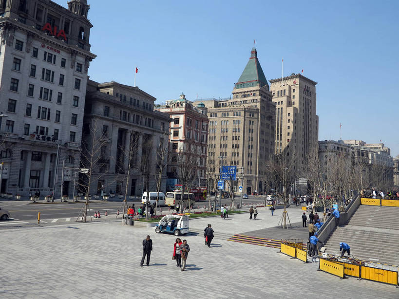 东方人,银行,餐厅,高楼大厦,走,横图,室外,白天,正面,度假,美景,植物,城市风光,标志建筑,城市,大厦,道路,地标,建筑,路,摩天大楼,公路,公共汽车,汽车,上海,中国,亚洲,行人,游客,游人,阴影,服装,光线,影子,景观,巴士,公交车,交通,许多人,休闲装,黄种人,娱乐,建设,黄浦江,路人,旅客,车,树,树木,衣服,蓝色,绿色,蓝天,天空,阳光,自然,交通工具,轿车,外滩,天,驾驶,行驶,一群人,享受,休闲,休闲服,景色,放松,金融,理财,服饰,南京东路,生长,经济,晴朗,成长,操纵,申,控制,资金,载具,驾车,流通,贸易,和平饭店,黄浦区,东亚,操控,台湾银行大楼,友邦大厦,中国银行大楼,中山东一路,上海市,万里无云,中华人民共和国,沪,华东地区,把持,过客,男人,男性,年轻男性,年轻女性,女人,女性,中年男性,中年女性,亚洲人,晴空,晴空万里,马路,步行,散步,走路,彩图,全身,餐馆,大楼,饭店,饭馆,高层建筑,高楼,摩天楼,黄埔滩,上海外滩,外黄埔滩,机构,金融机构,上海中国银行大楼,招商银行上海分行,shslj1