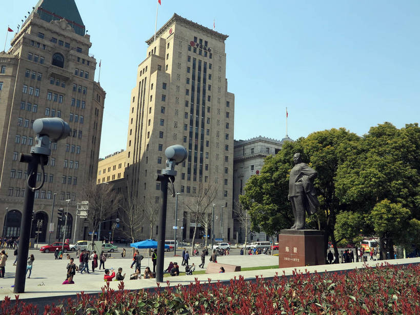 东方人,高楼大厦,走,横图,室外,白天,仰视,度假,花海,花圃,美景,植物,城市风光,标志建筑,城市,大厦,地标,建筑,路灯,摩天大楼,叶子,照明,雕塑,上海,中国,亚洲,行人,游客,游人,阴影,服装,艺术,装饰,盛开,光线,陈毅,雕刻,雕像,影子,景观,灯光,许多人,花蕾,休闲装,黄种人,娱乐,建设,黄浦江,路人,旅客,灯,花,花瓣,花朵,花卉,鲜花,树,树木,衣服,蓝色,绿色,蓝天,天空,阳光,自然,工艺品,外滩,花丛,花束,花田,天,花苞,花蕊,一群人,享受,休闲,休闲服,景色,放松,服饰,南京东路,生长,晴朗,成长,纪念,照亮,美术,申,照明设备,主题,陈列,和平饭店,黄浦区,东亚,中国银行大楼,陈毅广场,中山东一路,上海市,万里无云,中华人民共和国,沪,华东地区,功能,美学,军事家,政治家,诗人,革命家,外交家,过客,男人,男性,年轻男性,年轻女性,女人,女性,中年男性,中年女性,亚洲人,晴空,晴空万里,步行,散步,走路,半身,彩图,低角度拍摄,大楼,高层建筑,高楼,摩天楼,黄埔滩,上海外滩,外黄埔滩,上海中国银行大楼,陈世俊,仲弘,shslj1