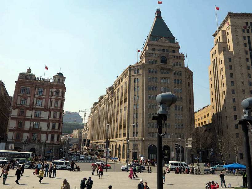 东方人,高楼大厦,走,横图,室外,白天,仰视,度假,花海,花圃,美景,植物,城市风光,标志建筑,城市,大厦,地标,建筑,路灯,摩天大楼,叶子,照明,上海,中国,亚洲,行人,游客,游人,阴影,服装,盛开,光线,影子,景观,灯光,许多人,花蕾,休闲装,黄种人,娱乐,建设,黄浦江,路人,旅客,灯,花,花瓣,花朵,花卉,鲜花,树,树木,衣服,蓝色,绿色,蓝天,天空,阳光,自然,外滩,花丛,花束,花田,天,花苞,花蕊,一群人,享受,休闲,休闲服,景色,放松,服饰,南京东路,生长,晴朗,成长,照亮,申,照明设备,和平饭店,黄浦区,东亚,中国银行大楼,中山东一路,上海市,万里无云,中华人民共和国,沪,华东地区,过客,男人,男性,年轻男性,年轻女性,女人,女性,中年男性,中年女性,亚洲人,晴空,晴空万里,步行,散步,走路,半身,彩图,低角度拍摄,大楼,高层建筑,高楼,摩天楼,黄埔滩,上海外滩,外黄埔滩,上海中国银行大楼,shslj1