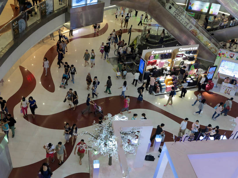 东方人,商店,栏杆,站,走,横图,俯视,室内,白天,购物,度假,消费,美景,楼梯,城市风光,超市,城市,电梯,商场,照明,上海,中国,亚洲,阴影,服装,光线,英文,标志,扶手,数字,文字,影子,字符,字母,电动扶梯,阶梯,景观,灯光,自动扶梯,运输工具,许多人,休闲装,黄种人,娱乐,标识,护栏,顶灯,顾客,台阶,灯,衣服,灯具,站着,一群人,享受,休闲,休闲服,汉字,景色,放松,金融,百货,阿拉伯数字,服饰,英文字母,照亮,申,照明设备,中文,选购,贸易,百货公司,东亚,长宁区,龙之梦购物中心,上海市,中华人民共和国,沪,华东地区,血拼,国文,华文,主顾,男人,男性,年轻男性,年轻女性,女人,女性,中年男性,中年女性,亚洲人,步行,散步,站立,走路,半身,彩图,高角度拍摄,购物商场,购物中心,商业中心,龙之梦,扶手电梯,升降设备,运输带,自动行人电梯,电扶梯,shslj1