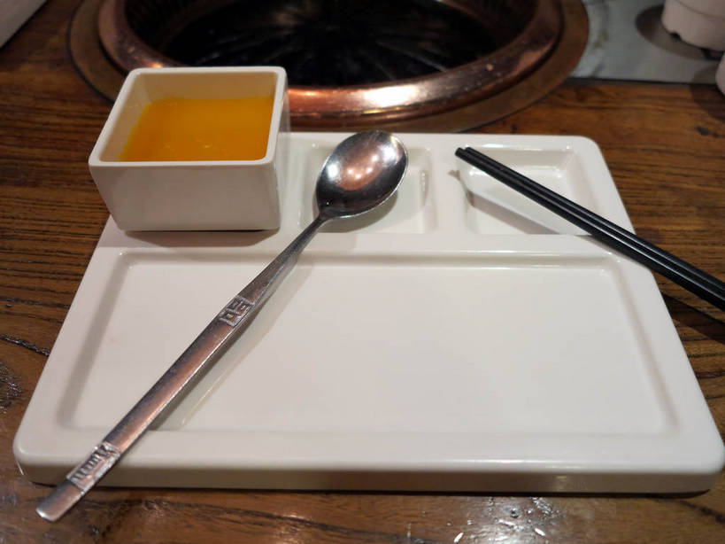 无人,餐厅,横图,俯视,室内,特写,白天,烹饪,烧烤,中餐,早餐,筷子,桌面,桌子,餐具,一双,阴影,反射,木制,碟子,盘,影子,勺子,陶瓷,木桌,谷类,谷物,粥,料理,食品,烤架,陶瓷制品,烤肉,米,文化,传统,菜肴,美食,香,食物,三个,黄色,盘子,木制品,容器,调羹,碟,汤匙,碗,中式,铁架,佳肴,中华料理,储藏,礼节,储存,礼仪,南瓜粥,进餐用具,彩图,高角度拍摄,早饭,餐馆,饭店,饭馆,糜,木桌子,贮存,shslj1