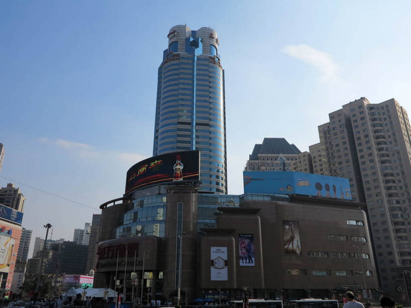 无人,高楼大厦,商店,横图,室外,白天,仰视,购物,度假,消费,美景,植物,城市风光,标志建筑,超市,城市,大厦,地标,建筑,路灯,摩天大楼,商场,照明,上海,中国,亚洲,阴影,光线,信息,标志,文字,影子,字符,景观,云,云朵,建筑群,灯光,云彩,娱乐,标识,建设,海报,广告,灯,树,树木,蓝色,绿色,白云,蓝天,天空,阳光,自然,天,享受,休闲,汉字,景色,放松,金融,百货,生长,晴朗,成长,照亮,申,照明设备,中文,宣传,选购,贸易,百货公司,东亚,徐汇区,东方商厦,上海市,中华人民共和国,沪,华东地区,血拼,国文,华文,晴空,彩图,低角度拍摄,大楼,高层建筑,高楼,购物商场,购物中心,摩天楼,商业中心,漕溪北路,招贴,上实大厦,shslj1