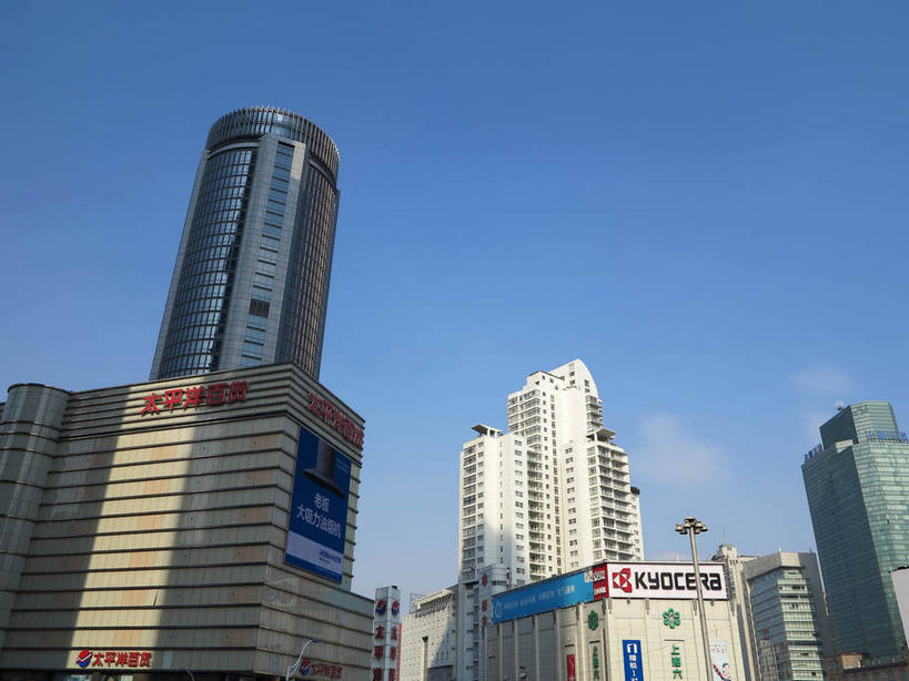 无人,高楼大厦,商店,横图,室外,白天,仰视,购物,度假,消费,美景,城市风光,标志建筑,超市,城市,大厦,地标,建筑,路灯,摩天大楼,商场,照明,上海,中国,亚洲,阴影,光线,标志,文字,影子,字符,景观,云,云朵,建筑群,灯光,云彩,娱乐,标识,建设,灯,蓝色,白云,蓝天,天空,阳光,天,享受,休闲,汉字,景色,放松,金融,百货,徐家汇,晴朗,照亮,申,照明设备,中文,选购,贸易,百货公司,东亚,徐汇区,上海市,衡山路,中华人民共和国,沪,华东地区,血拼,国文,华文,晴空,彩图,低角度拍摄,大楼,高层建筑,高楼,购物商场,购物中心,摩天楼,商业中心,建汇大厦,太平洋百货,shslj1,上海第六百货,上海六百