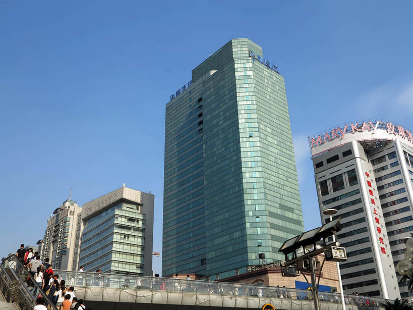 东方人,高楼大厦,走,横图,室外,白天,仰视,度假,美景,植物,城市风光,标志建筑,城市,大厦,地标,电梯,建筑,摩天大楼,桥梁,上海,中国,亚洲,阴影,服装,光线,英文,标志,文字,影子,字符,字母,电动扶梯,景观,云,云朵,天桥,桥,自动扶梯,运输工具,许多人,云彩,休闲装,黄种人,娱乐,标识,建设,树,树木,衣服,蓝色,绿色,白云,蓝天,天空,阳光,自然,天,一群人,享受,休闲,休闲服,汉字,景色,放松,服饰,徐家汇,生长,晴朗,成长,人行桥,英文字母,申,中文,东亚,徐汇区,上海市,中华人民共和国,沪,华东地区,国文,华文,男人,男性,年轻男性,年轻女性,女人,女性,中年男性,中年女性,亚洲人,晴空,步行,散步,走路,半身,彩图,低角度拍摄,大楼,高层建筑,高楼,摩天楼,肇嘉浜路,扶手电梯,升降设备,运输带,自动行人电梯,电扶梯,过街天桥,shslj1,飞雕大厦,飞雕国际大厦,煤科大厦,徐家汇国际大厦