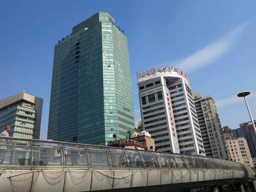 东方人,高楼大厦,走,横图,室外,白天,仰视,度假,美景,植物,城市风光,标志建筑,城市,大厦,地标,建筑,摩天大楼,桥梁,上海,中国,亚洲,阴影,服装,光线,英文,标志,文字,影子,字符,字母,景观,云,云朵,天桥,桥,许多人,云彩,休闲装,黄种人,娱乐,标识,建设,树,树木,衣服,蓝色,绿色,白云,蓝天,天空,阳光,自然,天,一群人,享受,休闲,休闲服,汉字,景色,放松,服饰,徐家汇,生长,晴朗,成长,人行桥,英文字母,申,中文,东亚,徐汇区,上海市,中华人民共和国,沪,华东地区,国文,华文,男人,男性,年轻男性,年轻女性,女人,女性,中年男性,中年女性,亚洲人,晴空,步行,散步,走路,半身,彩图,低角度拍摄,大楼,高层建筑,高楼,摩天楼,肇嘉浜路,过街天桥,shslj1,飞雕大厦,飞雕国际大厦,煤科大厦,徐家汇国际大厦