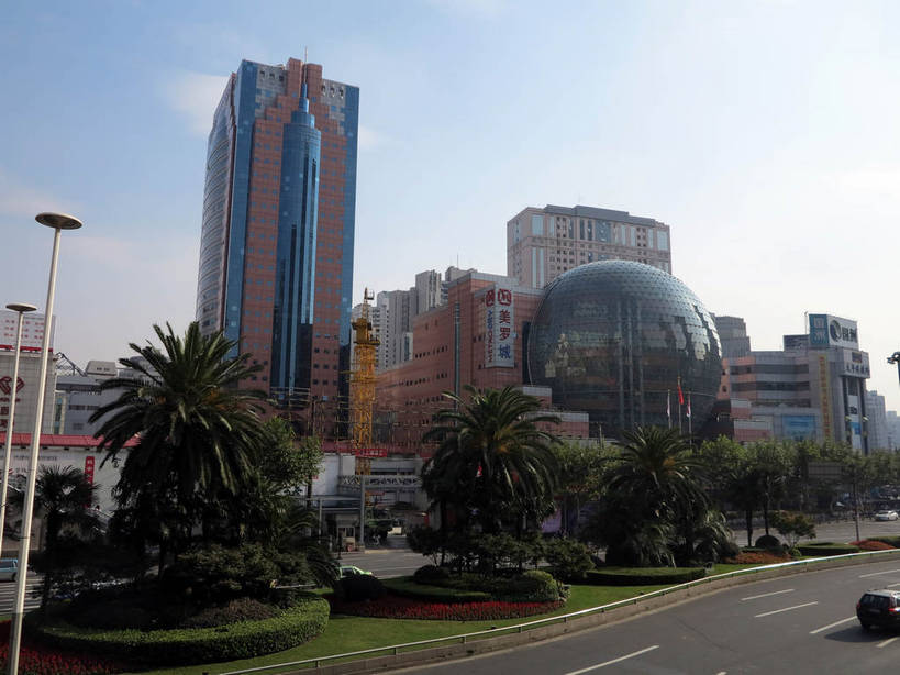 无人,高楼大厦,商店,横图,俯视,室外,白天,购物,度假,消费,草地,草坪,美景,植物,城市风光,标志建筑,超市,城市,大厦,道路,地标,建筑,路,路灯,摩天大楼,商场,公路,汽车,照明,上海,中国,亚洲,阴影,光线,影子,景观,云,云朵,建筑群,灯光,分界线,停车线,交通,云彩,娱乐,建设,车,灯,草,树,树木,蓝色,绿色,白云,蓝天,天空,阳光,自然,交通工具,轿车,天,驾驶,行驶,享受,休闲,景色,放松,金融,百货,徐家汇,生长,晴朗,成长,车行道,车行道分界线,操纵,照亮,申,控制,照明设备,载具,标线,驾车,选购,贸易,百货公司,东亚,操控,车行线,徐汇区,上海市,美罗城,中华人民共和国,沪,华东地区,美罗大厦,血拼,把持,晴空,马路,彩图,高角度拍摄,大楼,高层建筑,高楼,购物商场,购物中心,摩天楼,商业中心,肇嘉浜路,shslj1,汇联商厦