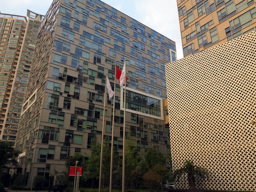 无人,博物馆,高楼大厦,横图,室外,白天,仰视,度假,美景,植物,城市风光,标志建筑,城市,大厦,地标,建筑,摩天大楼,旗帜,国旗,上海,中国,亚洲,阴影,研究,飘扬,光线,英文,标志,文字,影子,字符,字母,景观,云,云朵,教育,云彩,娱乐,标识,建设,五星红旗,树,树木,蓝色,绿色,白云,蓝天,天空,阳光,自然,天,享受,休闲,景色,放松,徐家汇,生长,晴朗,成长,飘逸,展览,英文字母,申,欣赏,飞扬,陈列,中国国旗,东亚,徐汇区,上海市,中华人民共和国,沪,华东地区,典藏,旗,晴空,彩图,低角度拍摄,大楼,高层建筑,高楼,摩天楼,红地五星旗,中华人民共和国国旗,shslj1,上海电影博物馆