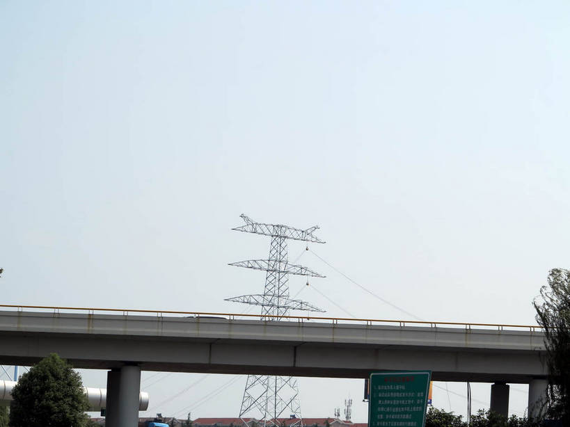 无人,横图,室外,白天,仰视,植物,大桥,道路,立交桥,路,桥梁,公路,一座,电力,钢材,电缆,电线,支架,高架,桥,交通,电塔,树,树木,蓝色,绿色,蓝天,天空,自然,天,生长,能源,晴朗,成长,支撑,资源,供电设备,高架桥,高压电塔,高压输电线,高架道路,跨线桥,万里无云,高压电线塔,高压塔,晴空,晴空万里,立体交叉桥,马路,彩图,低角度拍摄,枢纽立交,系统立交桥,shslj1