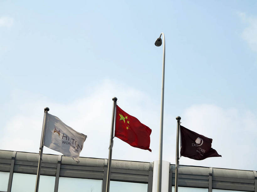 无人,横图,室外,白天,仰视,路灯,旗帜,国旗,照明,一排,阴影,整齐,飘扬,光线,影子,云,云朵,灯光,云彩,旗子,五星红旗,灯,排列,蓝色,白云,蓝天,天空,阳光,天,晴朗,飘逸,照亮,照明设备,队列,飞扬,中国国旗,旌旗,旗号,三面,旗,晴空,彩图,低角度拍摄,红地五星旗,中华人民共和国国旗,shslj1