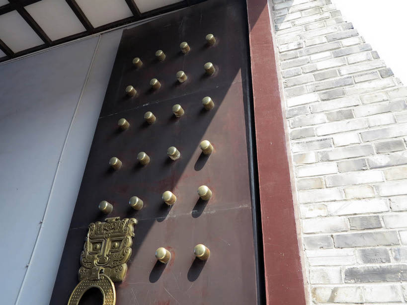 无人,横图,室外,白天,仰视,旅游,度假,名胜古迹,门,标志建筑,地标,建筑,太湖,中国,亚洲,一排,阴影,遗迹,整齐,装饰,光线,影子,墙,古迹,文物,娱乐,门环,建设,城墙,古建筑,江苏,无锡,墙壁,墙面,排列,阳光,门框,享受,休闲,金色,旅游胜地,放松,城楼,华丽,修饰,坚硬,点缀,队列,防御,古文明,东亚,三国城,江苏省,中华人民共和国,华东地区,苏,衬托,美观,雅致,雅观,门楼,无锡市,坚固,彩图,低角度拍摄,加固,门钉,辅首衔环,门饰,铺首,shslj1,无锡三国影视城,无锡影视基地