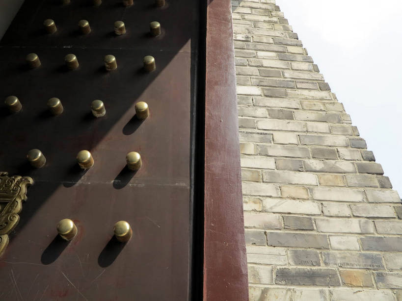 无人,横图,室外,白天,仰视,旅游,度假,名胜古迹,门,标志建筑,地标,建筑,太湖,中国,亚洲,一排,阴影,遗迹,整齐,装饰,光线,影子,墙,古迹,文物,娱乐,门环,建设,城墙,古建筑,江苏,无锡,墙壁,墙面,排列,阳光,门框,享受,休闲,金色,旅游胜地,放松,城楼,华丽,修饰,坚硬,点缀,队列,防御,古文明,东亚,三国城,江苏省,中华人民共和国,华东地区,苏,衬托,美观,雅致,雅观,门楼,无锡市,坚固,彩图,低角度拍摄,加固,门钉,辅首衔环,门饰,铺首,shslj1,无锡三国影视城,无锡影视基地