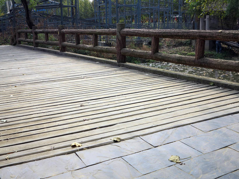 无人,栏杆,横图,室外,白天,正面,旅游,度假,名胜古迹,植物,标志建筑,地标,建筑,太湖,中国,亚洲,阴影,遗迹,光线,木板,影子,围栏,桥,木桥,古迹,文物,娱乐,建设,古建筑,江苏,无锡,护栏,栈桥,树,树木,绿色,阳光,自然,享受,休闲,旅游胜地,放松,生长,成长,人行桥,木板桥,古文明,东亚,三国城,江苏省,中华人民共和国,华东地区,苏,无锡市,彩图,shslj1,无锡三国影视城,无锡影视基地