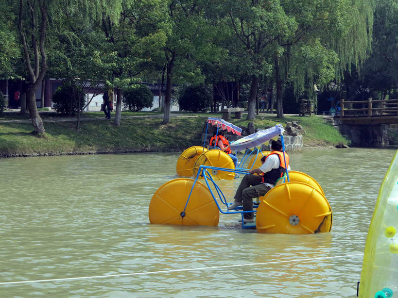 东方人,儿童,中年人,四个人,家庭,母亲,父亲,女儿,儿子,坐,横图,室外,白天,侧面,旅游,度假,游戏,纯洁,草地,草坪,美景,植物,自行车,太湖,中国,亚洲,行人,游客,游人,阴影,服装,光线,救生衣,影子,景观,玩,休闲装,黄种人,娱乐,江苏,无锡,路人,旅客,车,脚踏车,草,树,树木,小孩,衣服,绿色,阳光,自然,交通工具,享受,休闲,温暖,温馨,父子,母女,一家人,休闲服,景色,放松,父爱,可爱,母爱,童年,童趣,充气,服饰,游乐设施,生长,成长,活动,救生背心,和睦,救生,发泄,消遣,智力,自然风光,载具,童真,东亚,烂漫,无邪,三国城,江苏省,中华人民共和国,华东地区,苏,宣泄,无锡市,游艺设施,浮水衣,过客,天真,男孩,男人,男性,女孩,女人,女性,中年男性,中年女性,亚洲人,孩子,玩耍,嬉戏,坐着,彩图,全身,水上自行车,融洽,男生,女生,shslj1,无锡三国影视城,无锡影视基地,水上滚筒,水上游乐设施