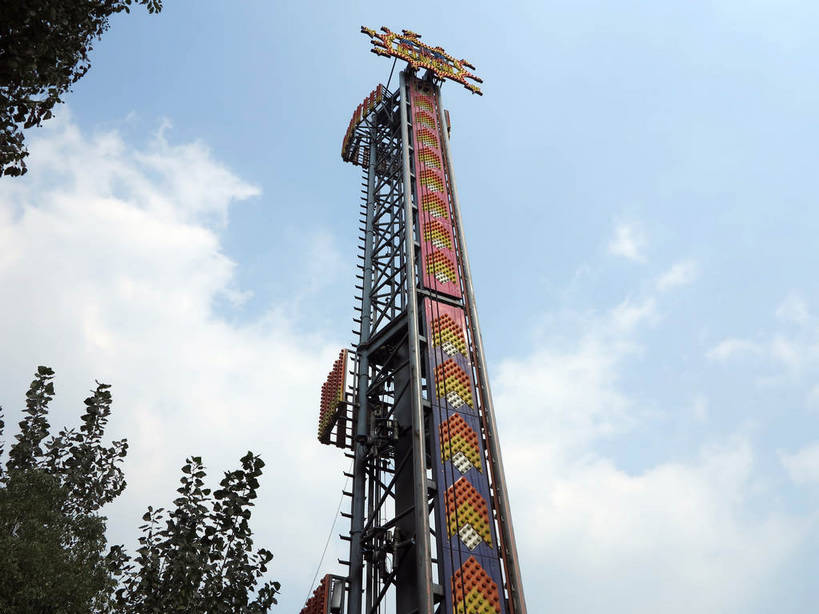 无人,横图,室外,白天,仰视,旅游,度假,游戏,植物,太湖,中国,亚洲,阴影,光线,影子,云,云朵,玩,云彩,娱乐,江苏,无锡,树,树木,蓝色,绿色,白云,蓝天,天空,阳光,自然,天,享受,休闲,放松,游乐设施,跳楼机,生长,晴朗,成长,活动,发泄,消遣,智力,下降,降落,东亚,三国城,江苏省,中华人民共和国,华东地区,苏,宣泄,无锡市,滑落,游艺设施,降低,爬升,下跌,下落,晴空,玩耍,嬉戏,彩图,低角度拍摄,shslj1,无锡三国影视城,无锡影视基地