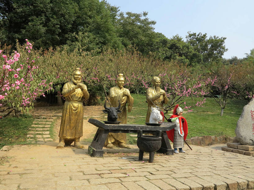 东方人,儿童,一个人,兄弟,站,横图,室外,白天,正面,爱情,旅游,度假,纯洁,安全,草地,草坪,名胜古迹,树林,植物,标志建筑,地标,建筑,桃花,雕塑,太湖,中国,亚洲,仅一个男性,仅一个人,阴影,遗迹,艺术,装饰,盛开,光线,标志,雕刻,雕像,盔甲,文字,影子,字符,防护,花蕾,黄种人,古迹,文物,娱乐,标识,建设,古建筑,江苏,无锡,石雕,石刻,草,花,花瓣,花朵,鲜花,树,树木,小孩,蓝色,绿色,蓝天,天空,阳光,自然,石碑,工艺品,天,花苞,花蕊,站着,仅一个小孩,享受,休闲,汉字,旅游胜地,放松,可爱,童年,童趣,生长,晴朗,成长,纪念,保护,鼎,皇帝,美术,权威,俘虏,高贵,中文,主题,保险,用具,防御,器具,陈列,童真,铜器,古文明,东亚,将军,烂漫,无邪,三国城,江苏省,关公,万里无云,刘备,中华人民共和国,华东地区,苏,铠甲,功能,美学,权力,统治,国文,华文,防具,防卫,青铜器,权势,无锡市,天子,将领,九五之尊,圣上,统治者,陛下,官家,势力,平安,天真,男孩,男人,男性,亚洲人,孩子,晴空,晴空万里,站立,彩图,全身,车骑将军,司隶校尉,张飞,张益德,张翼德,青铜炊器,青铜鼎,昭烈皇帝,烈祖,刘玄德,关长生,关羽,关云长,男生,甲胄,shslj1,结拜,情义,桃园结义,桃园三结义,无锡三国影视城,无锡影视基地