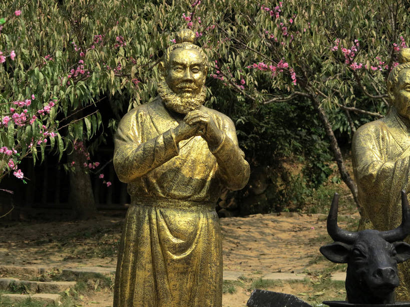 东方人,胡须,无人,两个人,兄弟,站,横图,室外,白天,正面,爱情,旅游,度假,草地,草坪,名胜古迹,树林,植物,标志建筑,地标,建筑,桃花,雕塑,太湖,中国,亚洲,阴影,遗迹,艺术,装饰,盛开,光线,雕刻,雕像,影子,花蕾,黄种人,古迹,文物,娱乐,建设,古建筑,江苏,无锡,草,花,花瓣,花朵,鲜花,树,树木,绿色,阳光,自然,工艺品,花苞,花蕊,站着,享受,休闲,金色,旅游胜地,放松,生长,成长,纪念,皇帝,美术,权威,俘虏,高贵,主题,陈列,古文明,东亚,将军,三国城,江苏省,关公,刘备,中华人民共和国,华东地区,苏,功能,美学,权力,统治,权势,无锡市,天子,将领,九五之尊,圣上,统治者,陛下,官家,势力,男人,男性,中年男性,亚洲人,胡子,络腮胡,站立,半身,彩图,车骑将军,司隶校尉,张飞,张益德,张翼德,昭烈皇帝,烈祖,刘玄德,关长生,关羽,关云长,shslj1,结拜,情义,桃园结义,桃园三结义,无锡三国影视城,无锡影视基地