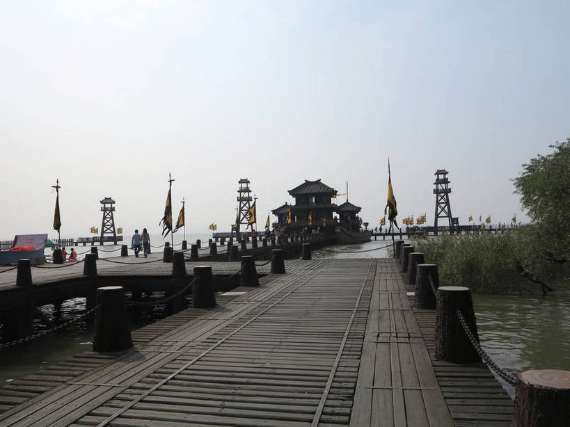 无人,横图,室外,白天,正面,旅游,度假,名胜古迹,植物,标志建筑,地标,建筑,旗帜,太湖,中国,亚洲,阴影,遗迹,飘扬,光线,影子,竞技场,古迹,文物,娱乐,旗子,建设,古建筑,江苏,无锡,树,树木,蓝色,绿色,蓝天,天空,阳光,自然,天,享受,休闲,旅游胜地,放松,生长,晴朗,成长,飘逸,场所,飞扬,区域,古文明,东亚,三国城,江苏省,万里无云,中华人民共和国,华东地区,苏,旌旗,旗号,无锡市,晴空,晴空万里,彩图,shslj1,无锡三国影视城,无锡影视基地,校场