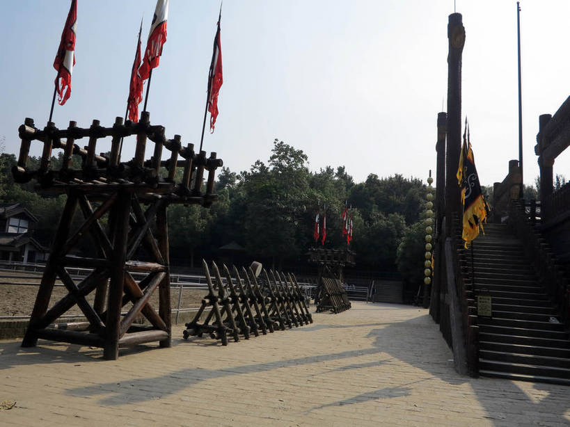 无人,横图,室外,白天,仰视,旅游,度假,名胜古迹,植物,标志建筑,地标,建筑,旗帜,太湖,中国,亚洲,阴影,遗迹,飘扬,光线,影子,竞技场,古迹,文物,娱乐,旗子,建设,古建筑,江苏,无锡,树,树木,黄色,红色,蓝色,绿色,蓝天,天空,阳光,自然,天,享受,休闲,旅游胜地,放松,生长,晴朗,成长,飘逸,场所,飞扬,区域,古文明,东亚,三国城,江苏省,万里无云,中华人民共和国,华东地区,苏,旌旗,旗号,无锡市,晴空,晴空万里,彩图,低角度拍摄,shslj1,无锡三国影视城,无锡影视基地,校场