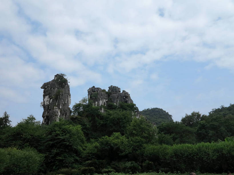 无人,横图,室外,白天,仰视,旅游,度假,美景,森林,山,山脉,树林,植物,桂林,中国,亚洲,阴影,光线,影子,景观,山峰,云,云朵,山峦,云彩,娱乐,树,树木,蓝色,绿色,白云,蓝天,天空,阳光,自然,群山,天,享受,休闲,景色,放松,生长,晴朗,成长,广西,自然风光,东亚,象鼻山,漓江,广西壮族自治区,中华人民共和国,桂林市,桂,华南地区,沉水山,漓山,桃花江,仪山,晴空,彩图,低角度拍摄,shslj1