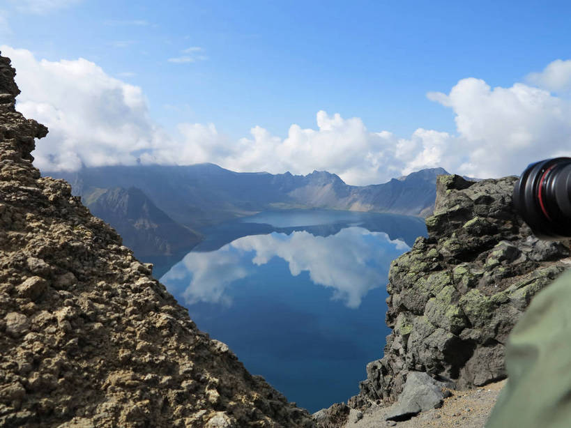 无人,横图,俯视,室外,白天,旅游,度假,湖,湖泊,石头,美景,山,山脉,水,长白山,中国,亚洲,许多,阴影,光线,石子,影子,湖面,景观,山峰,水流,水面,云,云朵,山峦,很多,云彩,娱乐,蓝色,白云,蓝天,天空,阳光,自然,湖水,群山,天,享受,休闲,景色,放松,晴朗,自然风光,东亚,天池,吉林,吉林省,中华人民共和国,东北地区,吉,石块,岩石,晴空,彩图,高角度拍摄,长白山脉,shslj1