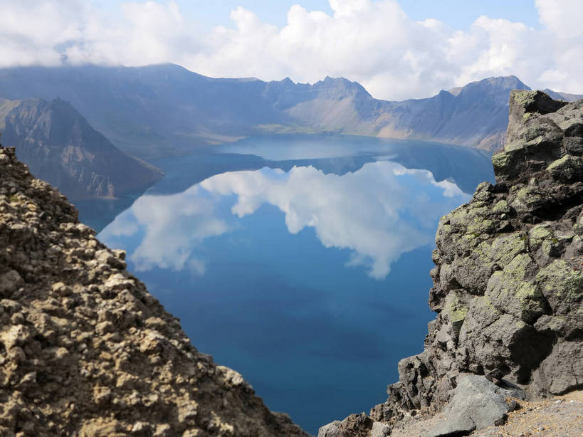 无人,横图,俯视,室外,白天,旅游,度假,湖,湖泊,石头,美景,山,山脉,水,长白山,中国,亚洲,许多,阴影,光线,石子,影子,湖面,景观,山峰,水流,水面,云,云朵,山峦,很多,云彩,娱乐,蓝色,白云,蓝天,天空,阳光,自然,湖水,群山,天,享受,休闲,景色,放松,晴朗,自然风光,东亚,天池,吉林,吉林省,中华人民共和国,东北地区,吉,石块,岩石,晴空,彩图,高角度拍摄,长白山脉,shslj1