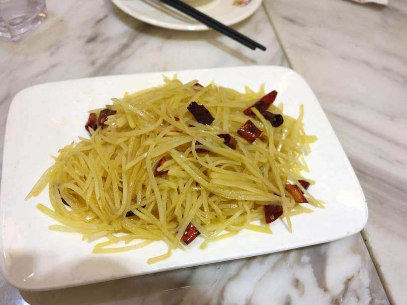 无人,横图,俯视,室内,特写,白天,烹饪,中餐,餐桌,筷子,桌子,辣椒,蔬菜,土豆,餐具,一双,新鲜,碟子,盘,陶瓷,大理石,调味,香料,佐料,料理,食品,陶瓷制品,文化,传统,香辣土豆丝,土豆丝,菜肴,美食,食物,红色,白色,盘子,碟,中式,佳肴,有机食品,绿色食品,餐台,中华料理,礼节,配料,川菜,礼仪,辣角,红海椒,大椒,辣虎,广椒,馍馍蛋,作料,大理石制品,四川菜,进餐用具,洋芋,山药蛋,马铃薯,辣子,红辣椒,海椒,番椒,彩图,高角度拍摄,shslj1