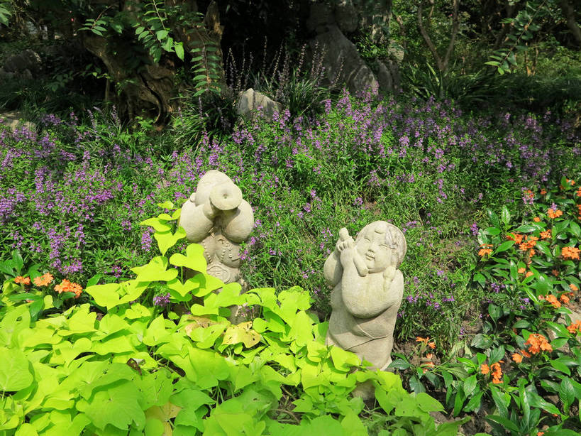 东方人,无人,两个人,站,横图,室外,白天,正面,民族服装,旅游,度假,草地,草坪,花海,花圃,美景,植物,叶子,雕塑,上海,中国,亚洲,握,内衣,艺术,装饰,盛开,雕刻,雕像,景观,吹奏乐器,笛子,横笛,乐器,木管乐器,吹奏,演奏,花蕾,注视,黄种人,娱乐,石雕,草,花,花瓣,花朵,花卉,鲜花,两个,绿色,自然,抹胸,工艺品,花丛,花束,花田,花苞,花蕊,观察,看,站着,享受,休闲,肚兜,景色,放松,握着,观看,纪念,美术,申,察看,关注,自然风光,主题,陈列,唢呐,东亚,上海市,嘉定区,两座,古猗园,中华人民共和国,沪,华东地区,功能,美学,竹笛,男人,男性,年轻男性,年轻女性,女人,女性,亚洲人,站立,半身,彩图,传统服装,民俗服,古漪园,南翔,南翔镇,shslj1