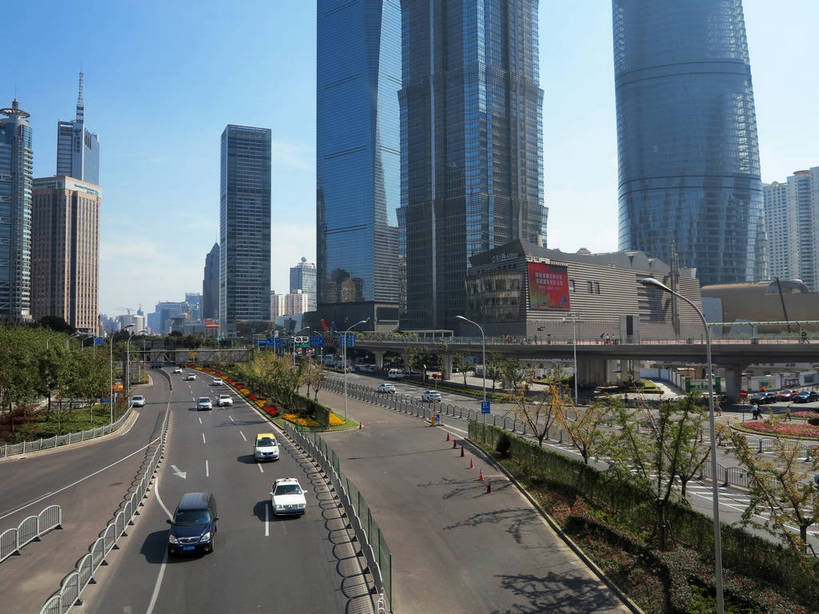 无人,高楼大厦,横图,室外,白天,正面,度假,美景,树林,植物,城市风光,标志建筑,城市,大厦,道路,地标,建筑,路,路灯,摩天大楼,公路,汽车,照明,上海,中国,亚洲,阴影,光线,影子,景观,建筑群,灯光,分界线,停车线,交通,娱乐,建设,金茂大厦,浦东,车,灯,树,树木,蓝色,绿色,蓝天,天空,阳光,自然,交通工具,轿车,天,驾驶,行驶,享受,休闲,景色,放松,环球金融中心,生长,晴朗,成长,车行道,车行道分界线,操纵,照亮,申,控制,照明设备,载具,标线,驾车,金融中心,陆家嘴,陆家嘴金融贸易区,浦东新区,上海环球金融中心,东亚,操控,车行线,上海招商局大厦,上海市,万里无云,中华人民共和国,沪,华东地区,上海世界金融大厦,把持,金茂大楼,中国保险大厦,渣打银行大厦,环球金融中心大厦,晴空,晴空万里,马路,彩图,大楼,高层建筑,高楼,摩天楼,世界金融大厦,shslj1,21世纪中心大厦