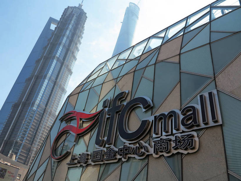 无人,高楼大厦,横图,室外,白天,仰视,度假,美景,城市风光,标志建筑,城市,大厦,地标,建筑,摩天大楼,上海,中国,亚洲,阴影,光线,英文,标志,文字,影子,字符,字母,景观,建筑群,娱乐,标识,建设,金茂大厦,浦东,蓝色,蓝天,天空,阳光,天,享受,休闲,汉字,景色,放松,环球金融中心,晴朗,英文字母,申,中文,金融中心,陆家嘴,陆家嘴金融贸易区,浦东新区,上海环球金融中心,东亚,上海国际金融中心,上海市,万里无云,中华人民共和国,沪,华东地区,国文,华文,金茂大楼,环球金融中心大厦,晴空,晴空万里,彩图,低角度拍摄,大楼,高层建筑,高楼,摩天楼,上海国金中心,上海中心大厦,shslj1,上海国金中心商场