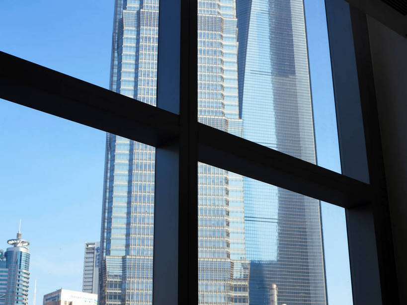 无人,高楼大厦,横图,室内,白天,仰视,度假,美景,窗户,落地窗,城市风光,标志建筑,城市,大厦,地标,建筑,摩天大楼,上海,中国,亚洲,阴影,光线,影子,景观,建筑群,娱乐,建设,浦东,玻璃窗,蓝色,蓝天,天空,阳光,天,享受,休闲,景色,放松,晴朗,申,玻璃幕墙,金融中心,陆家嘴,陆家嘴金融贸易区,浦东新区,东亚,上海市,万里无云,中华人民共和国,沪,华东地区,中国保险大厦,晴空,晴空万里,彩图,低角度拍摄,大楼,高层建筑,高楼,摩天楼,shslj1
