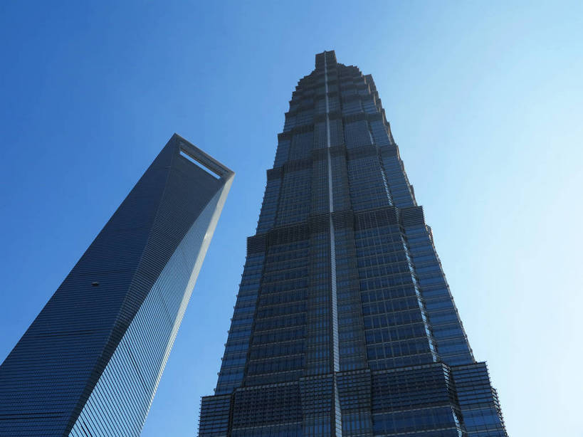 无人,高楼大厦,横图,室外,特写,白天,仰视,旅游,度假,窗户,落地窗,标志建筑,大厦,地标,建筑,摩天大楼,上海,中国,亚洲,一排,许多,阴影,整齐,并列,并排,光线,影子,很多,娱乐,建设,金茂大厦,浦东,玻璃窗,排列,蓝色,蓝天,天空,阳光,天,享受,休闲,旅游胜地,放松,环球金融中心,晴朗,申,队列,平行,玻璃幕墙,金融中心,陆家嘴,陆家嘴金融贸易区,浦东新区,上海环球金融中心,东亚,上海市,万里无云,两幢,中华人民共和国,沪,华东地区,金茂大楼,环球金融中心大厦,晴空,晴空万里,彩图,低角度拍摄,大楼,高层建筑,高楼,摩天楼,shslj1