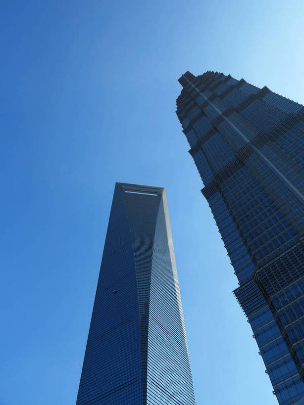 无人,高楼大厦,竖图,室外,特写,白天,仰视,旅游,度假,窗户,落地窗,标志建筑,大厦,地标,建筑,摩天大楼,上海,中国,亚洲,一排,许多,阴影,整齐,并列,并排,光线,影子,很多,娱乐,建设,金茂大厦,浦东,玻璃窗,排列,蓝色,蓝天,天空,阳光,天,享受,休闲,旅游胜地,放松,环球金融中心,晴朗,申,队列,平行,玻璃幕墙,金融中心,陆家嘴,陆家嘴金融贸易区,浦东新区,上海环球金融中心,东亚,上海市,万里无云,两幢,中华人民共和国,沪,华东地区,金茂大楼,环球金融中心大厦,晴空,晴空万里,彩图,低角度拍摄,大楼,高层建筑,高楼,摩天楼,shslj1