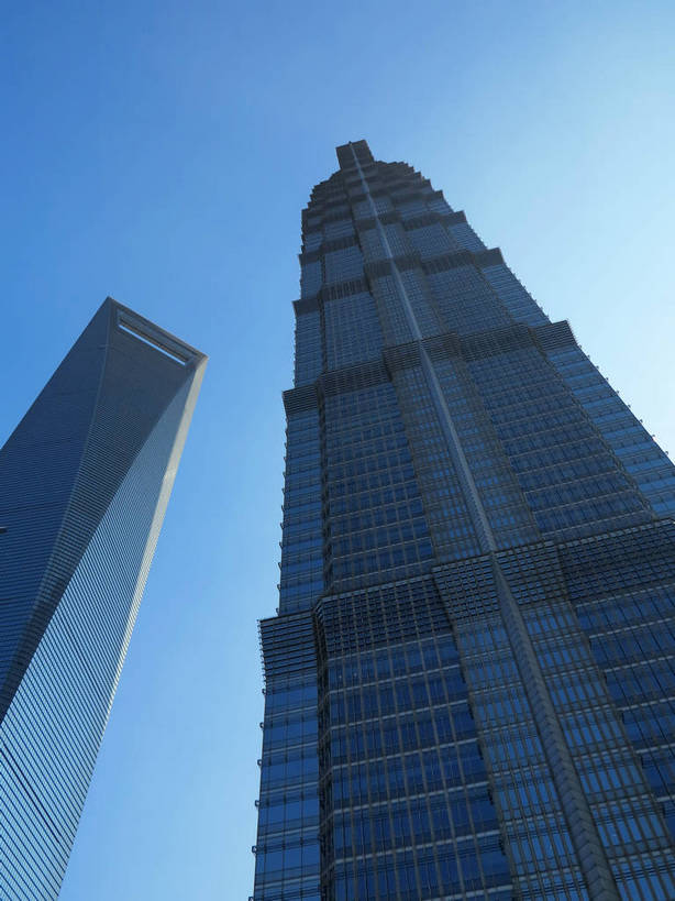 无人,高楼大厦,竖图,室外,特写,白天,仰视,旅游,度假,窗户,落地窗,标志建筑,大厦,地标,建筑,摩天大楼,上海,中国,亚洲,一排,许多,阴影,整齐,并列,并排,光线,影子,很多,娱乐,建设,金茂大厦,浦东,玻璃窗,排列,蓝色,蓝天,天空,阳光,天,享受,休闲,旅游胜地,放松,环球金融中心,晴朗,申,队列,平行,玻璃幕墙,金融中心,陆家嘴,陆家嘴金融贸易区,浦东新区,上海环球金融中心,东亚,上海市,万里无云,两幢,中华人民共和国,沪,华东地区,金茂大楼,环球金融中心大厦,晴空,晴空万里,彩图,低角度拍摄,大楼,高层建筑,高楼,摩天楼,shslj1